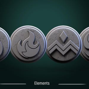 Op de afbeelding: Vier grijze, ronde medaillons met een getextureerd oppervlak, elk met een ander elementair symbool: vuur, aarde, lucht en water. Het woord "Elements" wordt eronder weergegeven.