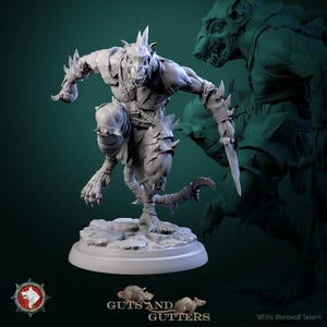 Può includere: Statuetta di lupo mannaro bianco in posa dinamica, con una lama. La figura ha artigli affilati, armatura appuntita e una muscolatura dettagliata. La base presenta il testo "Guts and Gutters" e "White Werewolf Tavern".
