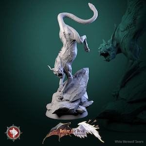 以下が含まれることがあります： 長い尾と鋭い爪を持つ、翼のある怪物のような生き物の詳細なグレーの3Dプリントミニチュア。生き物は、翼を広げ、爪を伸ばしたダイナミックな攻撃姿勢をとっています。ミニチュアは岩の台座の上に置かれ、背景は濃い緑色です。