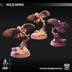 Könnte beinhalten: Drei Miniaturfiguren eines wilden Habichts, der auf einem Ast sitzt. Der Habicht ist in hellbraun bemalt und hat detaillierte Federn. Die Figuren sind etwa 28 mm hoch und eignen sich für Tabletop-Spiele.