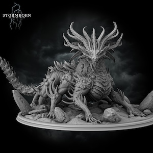 Könnte beinhalten: Detaillierte Graustufen-Skulptur eines Drachen mit komplizierten Schuppen, Hörnern und einem bedrohlichen Ausdruck. Der Drache posiert auf einem felsigen Sockel, mit dem Text "STORMBORN COLLECTIBLES" oben links.