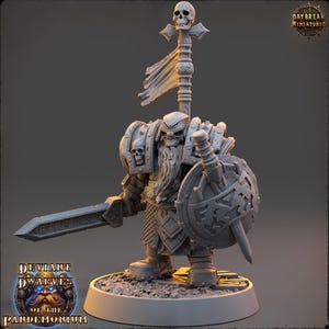 Könnte beinhalten: Graue Miniaturfigur eines Zwergenkriegers, der ein Schwert und einen Schild hält. Die Figur trägt eine Rüstung mit Totenkopfmotiven, einen langen Bart und ein Banner mit einem Totenkopf. Auf dem Sockel steht der Text "Deviant Dwarves of the Pandemonium".