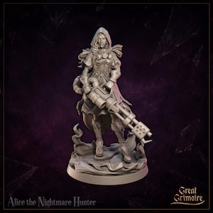 Peut inclure: Une figurine miniature en résine grise intitulée Alice the Nightmare Hunter par Great Grimoire. Le personnage porte une capuche et un masque à gaz, tenant une grande arme mécanique, debout sur un socle avec des effets de fumée tourbillonnants.