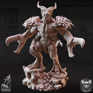 Könnte beinhalten: Eine detaillierte, 3D-gedruckte Miniatur eines monströsen Wesens mit Hörnern, Krallen und einem grimmigen Ausdruck. Das Wesen steht auf einem Sockel mit Schädeln, was auf ein Fantasy- oder Horror-Thema hindeutet.