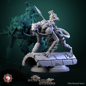 Può includere: Una statuetta fantasy bianca di un lupo mannaro che cavalca una creatura simile a un leone, entrambi in posa dinamica. Il cavaliere tiene una lancia. La base presenta il testo "Guts and Gutters" e "White Werewolf Tavern".