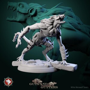 Può includere: Statuetta di lupo mannaro bianco in posa dinamica, con artigli e denti scoperti. La figura è su una base rocciosa, con le scritte "Guts and Gutters" e "White Werewolf Tavern". Il design è dettagliato e minaccioso.