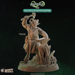 Könnte beinhalten: Figur eines Ladenbesitzers aus Fae Realm, mit dem Text "FAE REALM SHOP KEEPER". Die Figur posiert mit einem Hammer über einem Amboss. Die Basis ist 3,5 cm, die Höhe 4,4 cm.