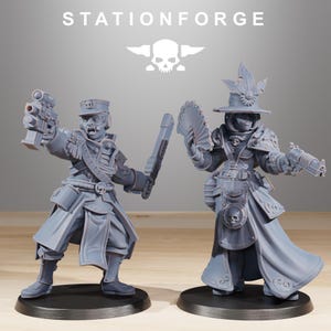 Könnte beinhalten: Zwei graue Miniaturfiguren aus Kunstharz von StationForge. Die linke Figur trägt eine Militäruniform mit Mütze und hält eine Pistole sowie eine Klinge. Die rechte Figur trägt einen breitkrempigen Hut mit Federn und hält einen Fächer und eine Pistole.
