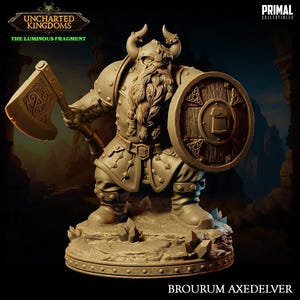 Może przedstawiać: Szczegółowa figurka Broruma Axedelvera, krasnoludzkiego wojownika z Uncharted Kingdoms. Nosi zbroję, hełm z rogami i trzyma topór oraz tarczę. Tarcza przedstawia kufel piwa. Figurka stoi na skalistej podstawie.