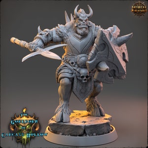 Peut inclure: Une miniature grise et détaillée d'un guerrier cornu et blindé tenant une lance et un bouclier. La miniature est debout sur une base circulaire. Le texte "The Goreborn of Carcass Hollow" est visible en bas à gauche.