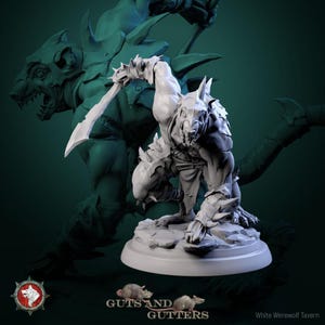 Può includere: Statuetta di lupo mannaro bianco in posa dinamica, con una grande spada. La figura è molto dettagliata, con artigli e denti affilati, ed è montata su una base rocciosa. Le parole "Guts and Gutters" sono visibili.