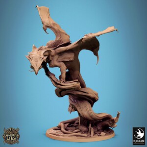 Könnte beinhalten: Eine detaillierte Miniatur-Skulptur eines Drachen, der auf einem Baumstamm sitzt. Der Drache ist in einer hellbraunen Farbe modelliert und hat ausgebreitete Flügel. Die Skulptur steht auf einem runden Sockel.