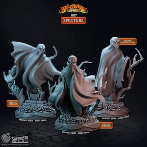 Op de afbeelding: Drie grijze spookfiguren met schedelachtige gezichten en vloeiende mantels. De figuren zijn gelabeld met "Spectre Seeking", "Spectre Manifesting" en "Spectre Lurking". Elke figuur is ongeveer 42 mm, 39 mm en 46 mm hoog. De basis is 25 mm.