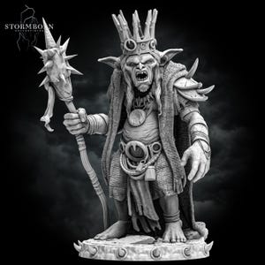 Può includere: Figurina in scala di grigi di un re goblin, con corona, armatura e mantello. Tiene in mano un bastone spinato e ha un'espressione arrabbiata. La figurina è su una piccola base, con il logo Stormborn Collectibles in alto a sinistra.