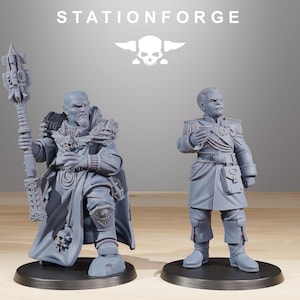 Könnte beinhalten: Zwei unbemalte graue Harz-Miniaturfiguren von StationForge. Die linke Figur ist ein kahlköpfiger Charakter in verzierten Roben, der einen großen Streitkolben mit Totenkopfdetails hält. Die rechte Figur ist ein uniformierter Offizier mit einer kleinen Tasse.