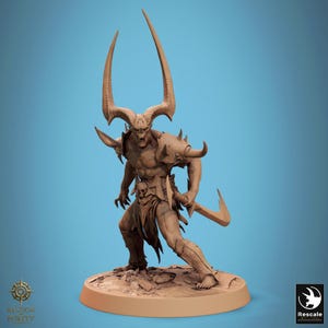 Peut inclure: Figurine détaillée d'une créature démoniaque avec de grandes cornes, des pointes et une épée. La figurine est marron et repose sur une base circulaire. Les logos "Bastion Purity" et "Rescale" sont visibles.