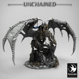 Peut inclure: Une figurine de dragon détaillée, grise et dorée, avec un cavalier. Le dragon est perché sur une base rocheuse avec une chaîne enroulée autour de son cou. Le dragon a de grandes ailes déployées et une expression féroce. Le cavalier porte une cape bleue et un casque. La figurine est étiquetée "Unchained".