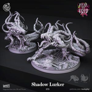 Op de afbeelding: Een 3D-geprint miniatuur van een Shadow Lurker uit het spel Fear the Void. Het wezen is een monsterlijk, meerbenig, tentakelbewapend beest met een gapende bek. Het miniatuur is geprint in grijs plastic en klaar om te worden geschilderd.