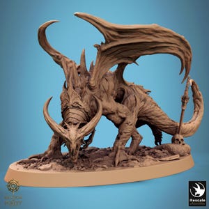 Pode incluir: Figura detalhada de um dragão marrom com grandes asas, chifres curvos e uma expressão ameaçadora. O dragão está posicionado em uma base, com uma bengala e uma caveira por perto. Para jogos de mesa ou exibição.