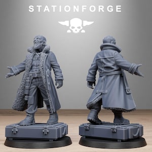 Peut inclure: Une figurine miniature en résine grise représentant un personnage barbu portant un long manteau à col et poignets en fourrure, debout sur une base en forme de caisse rectangulaire. La figurine est vue de face et de dos, avec le texte STATIONFORGE.