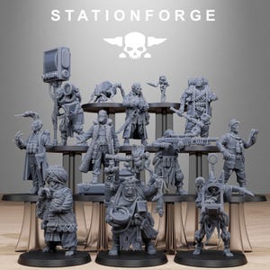 Könnte beinhalten: Eine Sammlung von zehn grauen Miniaturfiguren aus Kunstharz von StationForge, die verschiedene Charaktere in taktischer und postapokalyptischer Kleidung darstellen. Die Figuren sind auf gestuften, runden Ständern angeordnet.