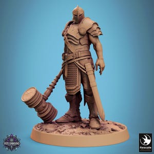 Puede incluir: Figura detallada de un guerrero con armadura completa, sosteniendo un gran martillo y una espada. La figura es marrón con detalles intrincados, de pie sobre una base circular. El texto "Fate Unbound" es visible.