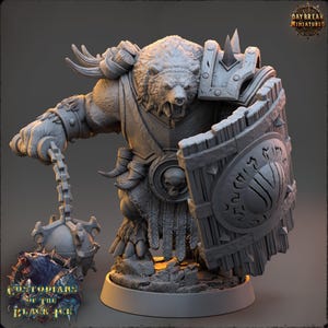 Peut inclure: Une figurine miniature grise représentant un ours guerrier anthropomorphe en armure, tenant un fléau à pointes d'une main et un grand bouclier en bois avec des gravures circulaires de l'autre. La figurine porte un emblème de crâne.