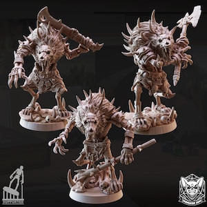 Könnte beinhalten: Drei detaillierte, beigefarbene Fantasy-Miniaturen von skelettartigen Kreaturen mit wolfsartigen Köpfen, die jeweils mit Waffen posieren. Eine Figur hält eine große Axt, eine andere eine gebogene Klinge und die dritte einen Speer. Die Miniaturen stehen auf strukturierten Sockeln.