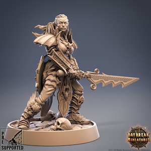 Vampier Ivana Raasna, Hoge Hertogin van von Strachenfeld - Vrouwelijke Tafelblad DnD Miniatuur met voet - De Vampieren van Strachenfeld