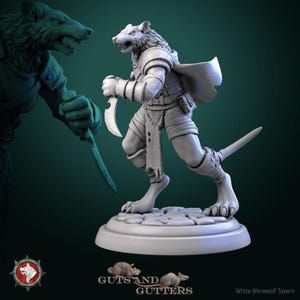Könnte beinhalten: Eine weiße Werwolf-Miniaturfigur mit einer gebogenen Klinge, die eine Rüstung und einen Umhang trägt. Die Figur steht auf einem runden Sockel. Das Bild enthält den Text "Guts and Gutters" und "White Werewolf Tavern".