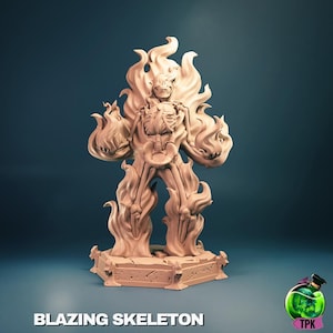 Könnte beinhalten: Beigefarbene Blazing Skeleton-Figur. Die Figur ist ein Skelett, das von Flammen umgeben ist und auf einem steinartigen Sockel steht. Der Text "BLAZING SKELETON" befindet sich am unteren Bildrand.