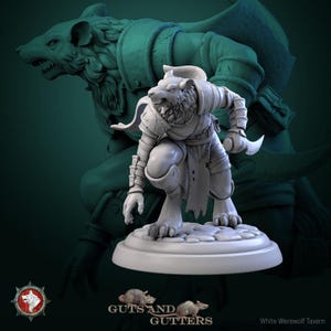 Könnte beinhalten: Eine weiße Figur eines Werwolf-Ratten-Hybriden, der mit einer gebogenen Klinge posiert und auf einem Steinsockel kniet. Im Hintergrund befindet sich eine größere, schattige Version der Figur. Der Text "Guts and Gutters" steht unten. Die Figur ist sehr detailliert.