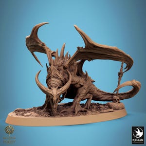 Pode incluir: Estatueta de dragão castanho detalhada com grandes chifres, asas e um bastão. O dragão está posicionado sobre uma base, com uma caveira perto da cauda. A estatueta tem detalhes intrincados e uma aparência ameaçadora.