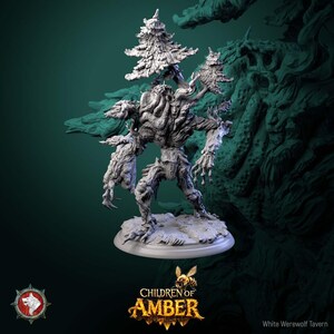 Könnte beinhalten: Detaillierte, graue Miniaturfigur eines baumartigen Monsters mit strukturiertem Körper und Ästen. Die Figur steht auf einem kreisförmigen Sockel. Das Logo "Children of Amber" ist sichtbar. Der Text "White Werewolf Tavern" ist ebenfalls sichtbar.