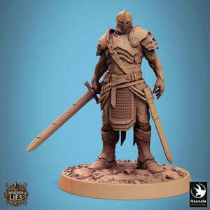 Könnte beinhalten: Detaillierte Figur eines Kriegers in voller Rüstung, der zwei Schwerter hält. Die Figur steht aufrecht, mit Helm und aufwendigem Rüstungsdesign. Der Sockel ist hellbraun und der Hintergrund ist einfarbig blau.
