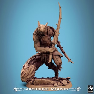 Peut inclure: Une figurine de souris anthropomorphe marron dans une pose de combat dynamique, tenant une grande épée dentelée couverte d'épines. Le personnage porte une armure texturée et se tient sur une base rocheuse. Le texte indique : THE TALE OF ARCHDUKE MOUSIN VOLUME III.