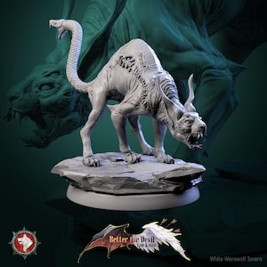 以下が含まれることがあります： 蛇のような尻尾と角を持つ、うなり声を上げる狼のような怪物が、白い3Dプリントされた詳細なミニチュアです。この生き物は、岩の土台の上に立っています。