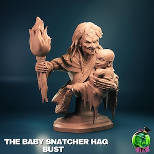 Könnte beinhalten: Eine braune Büstenskulptur einer Hexe, die ein Baby und eine Fackel hält. Die Hexe hat einen finsteren Gesichtsausdruck. Auf dem Sockel der Büste steht der Text "THE BABY SNATCHER HAG BUST".