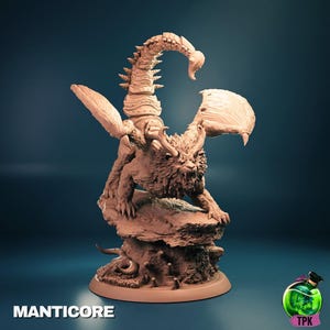 Könnte beinhalten: Eine detaillierte Skulptur eines Mantikors, einer Fabelwesen mit Löwenkörper, Skorpionschwanz und fledermausartigen Flügeln. Die Skulptur ist hellbraun und thront auf einem felsigen Sockel. Das Wort "MANTICORE" ist unten aufgedruckt.