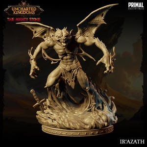 Könnte beinhalten: Detaillierte Skulptur einer dämonischen Kreatur mit großen Flügeln, scharfen Zähnen und Krallen. Die Figur steht auf einer feurigen Basis, mit einem Schwert an ihrer Seite. Der Text "UNCHARTED KINGDOMS THE MIGHTY STONE" ist sichtbar.