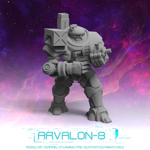 Könnte beinhalten: Graue Roboter-Miniatur mit futuristischem Design, ausgestattet mit einer großen Waffe und detaillierter Rüstung. Der Roboter hat ein kastenförmiges Schulterdesign und einen Helm mit Visier. Der Text "ARVALON-8" wird unten zusammen mit anderem Text angezeigt.