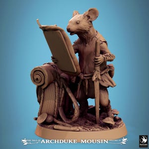 Könnte beinhalten: Eine braune, monochrome Miniaturfigur einer anthropomorphen Maus, die auf einem runden Sockel steht. Die Maus hält ein rechteckiges Brett und einen Stab, daneben liegen eine aufgerollte Matte und ein Seil. Der Text unten lautet THE TALE OF ARCHDUKE MOUSIN VOLUME III.