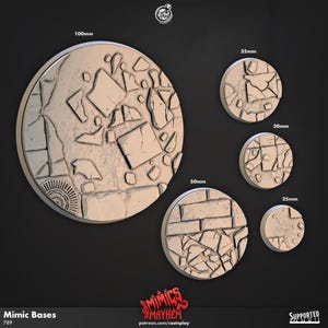 Könnte beinhalten: Eine Sammlung beigefarbener, kreisförmiger Mimic Bases in verschiedenen Größen: 100 mm, 50 mm, 35 mm, 30 mm und 25 mm. Die Bases weisen Risse in Stein- und Ziegelstrukturen auf, ideal für Miniaturspiele.