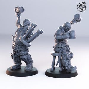 Peut inclure: Deux figurines miniatures grises d'un nain, l'une debout et l'autre assise sur un tabouret. Le nain debout tient un tonneau au-dessus de sa tête, tandis que le nain assis boit dans une chope. Les deux figurines sont sur des socles noirs.