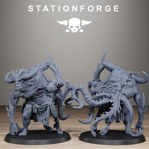 Peut inclure: Deux figurines miniatures en résine grise représentant une créature monstrueuse avec des cornes, des dents pointues et plusieurs tentacules émergeant de son dos. Les figurines sont sur des socles noirs ronds, sous le logo STATIONFORGE.