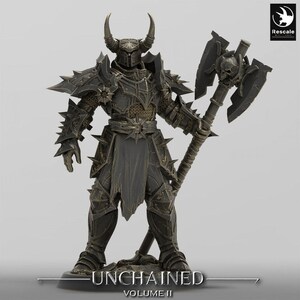 Könnte beinhalten: Detaillierte, dunkelgraue Figur eines Kriegers in stacheliger Rüstung, Helm mit Hörnern und einer großen Streitaxt. Die Figur trägt die Aufschrift "UNCHAINED VOLUME II". Das Rescale-Logo befindet sich oben rechts.