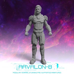 Könnte beinhalten: Eine graue 3D-gedruckte Miniatur eines futuristischen Soldaten in Rüstung. Die Miniatur steht mit den Armen an den Seiten und den Beinen leicht auseinander. Die Miniatur ist vor einem lila und rosa Nebelhintergrund platziert.