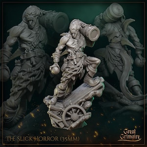 Può includere: Figura in miniatura grigia e dettagliata di "The Slick Horror" di Great Grimoire. La figura è un mostro che tiene un grande barile e una palla, in piedi su una base di legno con una ruota di nave. La figura è di 35 mm.