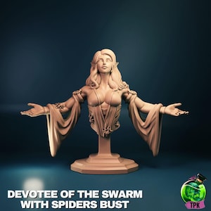Könnte beinhalten: Beige Büste einer Frau mit langem Haar und ausgestreckten Armen. Die Büste ist mit Spinnendetails und fließenden Ärmeln verziert. Der Sockel hat eine geometrische Form. Der Text unten lautet "DEVOTEE OF THE SWARM WITH SPIDERS BUST."
