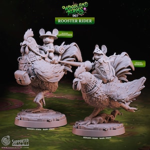 Op de afbeelding: Twee grijze hars miniatuurfiguurtjes getiteld Woodland Heroes 967 Rooster Rider. Eén toont een muis-avonturier op een haan, de andere een muis-ridder met lans en schild op een haan. Ze staan op een 25mm voet met hoogtes van 57mm en 52mm.